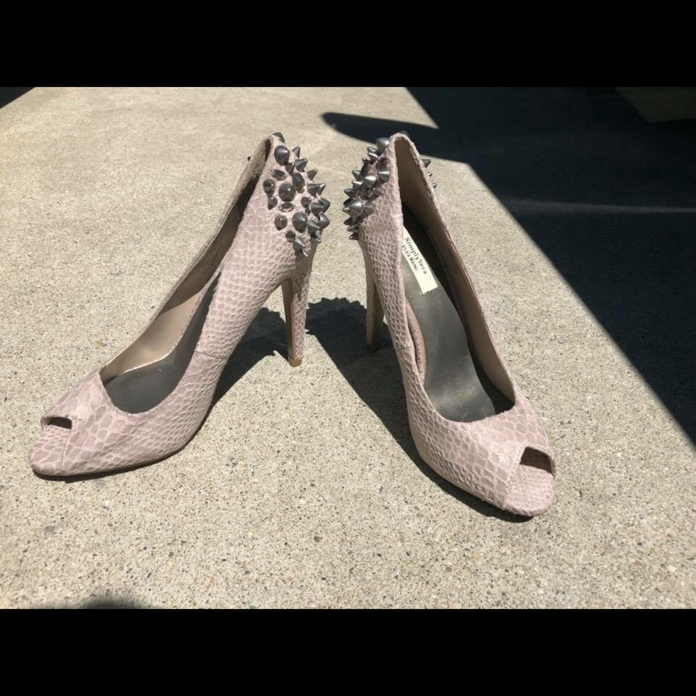 Vera Wang heels size 6.5 worn 3 times (wedding) - Picture 2 of 2
